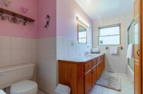 Guildford Bungalow Near Downtown - 5 Min to Coquitlam